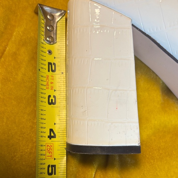 Elegant White Croc-Embossed Ankle Boots size 9 - Picture 3 of 6